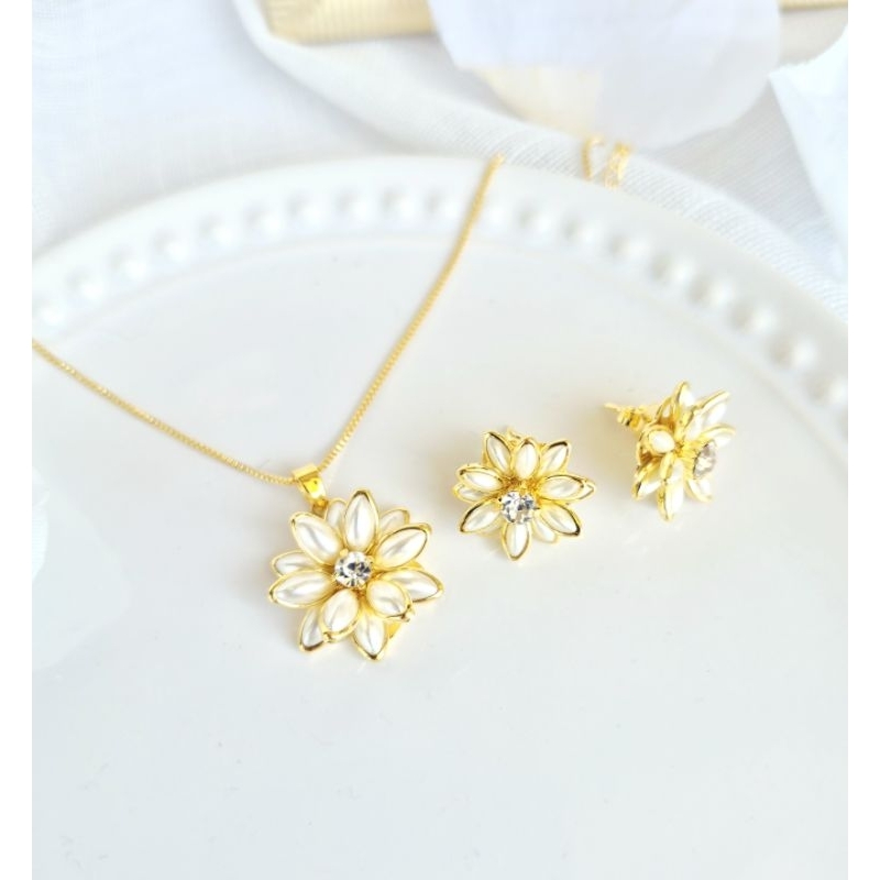 Conjunto Colar e Brinco Pérolas flor delicado presente folheados semi joia