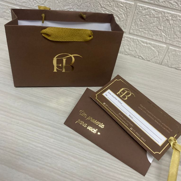 KIT 25 SACOLAS + 25 VOUCHERS PERSONALIZADOS COM HOT STAMP DOURADO