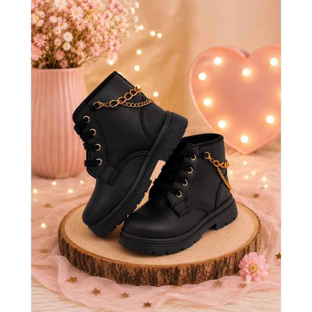 Bota preta menina estilo coturno tratorada com detalhe em corrente confortável estilosa