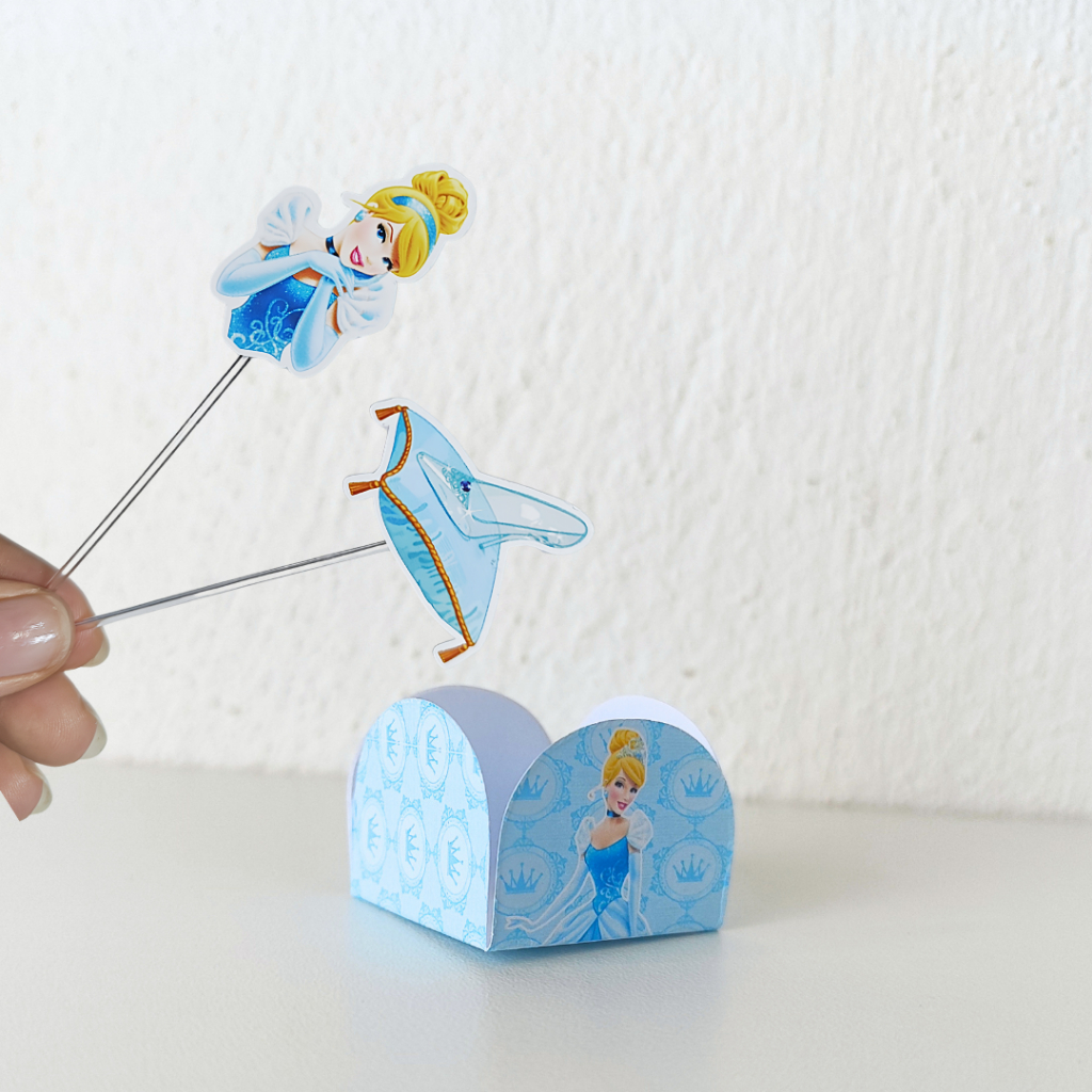 Forminhas personalizadas de doce e tags de docinhos tema Cinderela aniversário Lembrançinhas
