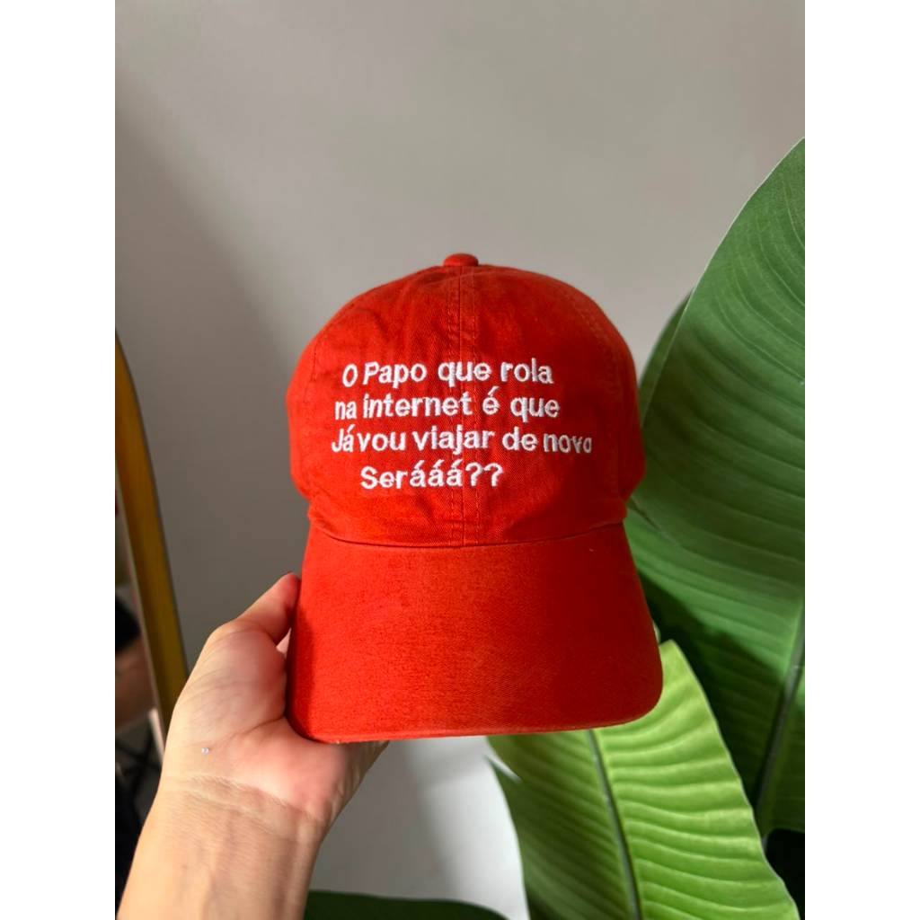 🧢 Boné Bordado com a Frase “O papo que rola na internet é que Já vou viajar de novo Serááá?”