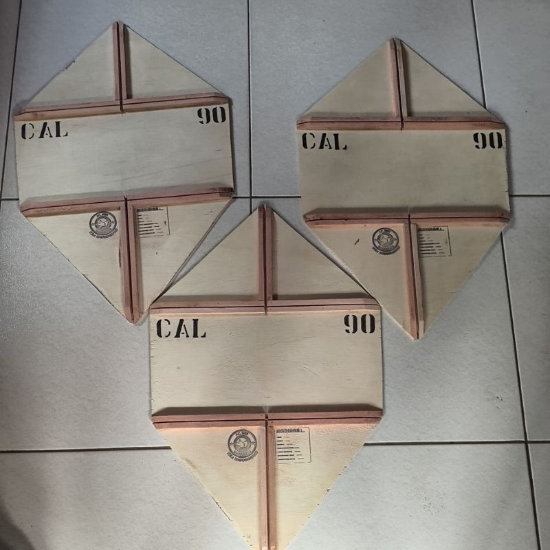 Forma  gabarito  profissional  para fabricações de pipas modelo  Cachorro Louco 90cm.