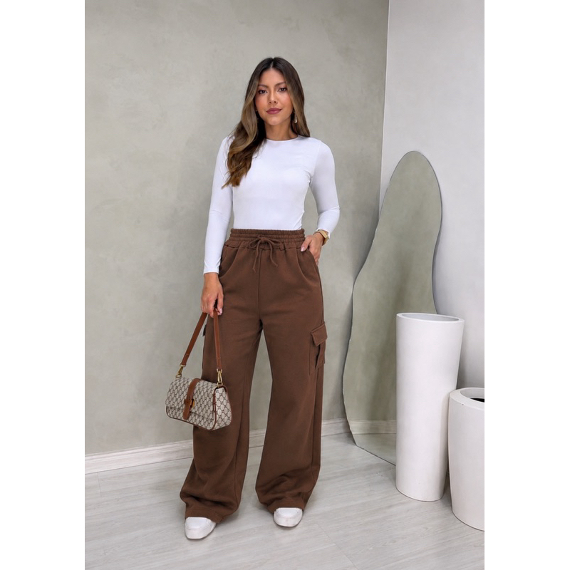 Calça Cargo Feminina Wide Leg Moletom Cinza com Bolsos e Cordão Ajustável