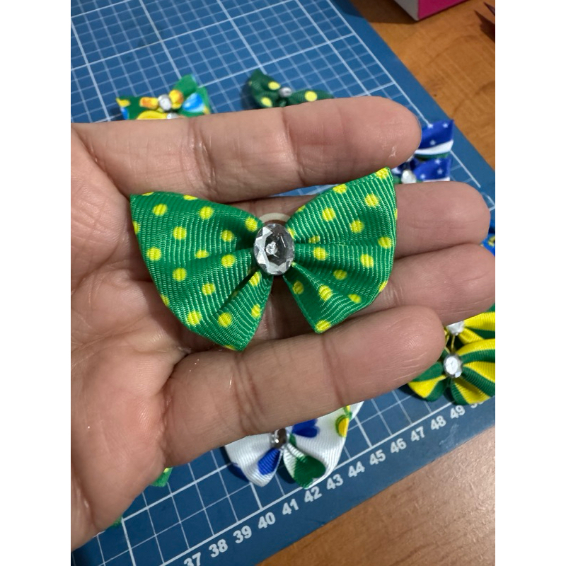 Kit 20 Laços Borboleta para Cachorro e Gato Copa do Brasil com Strass Elástico Pet Shop 5x3,5cm