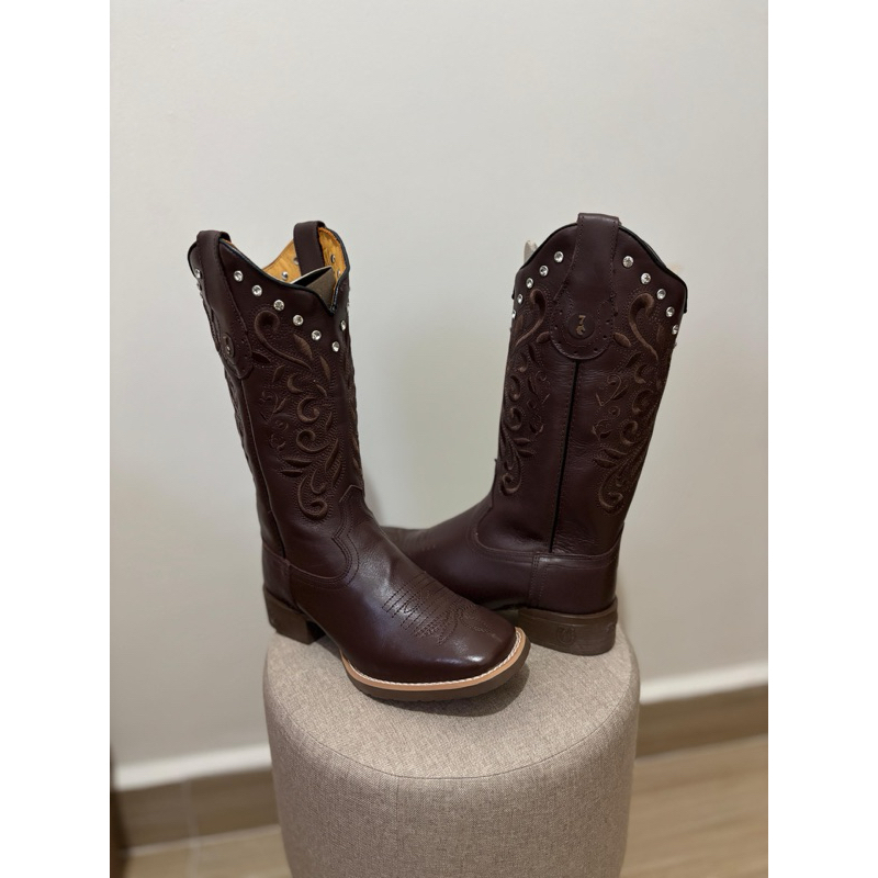 BOTA TEXANA COURO LEGÍTIMO BORDADO LARA COM STRASS SOLADO MARROM