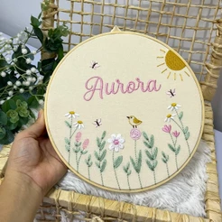 Enfeite Porta Maternidade Menina Bastidor Bordado Personalizado com nome