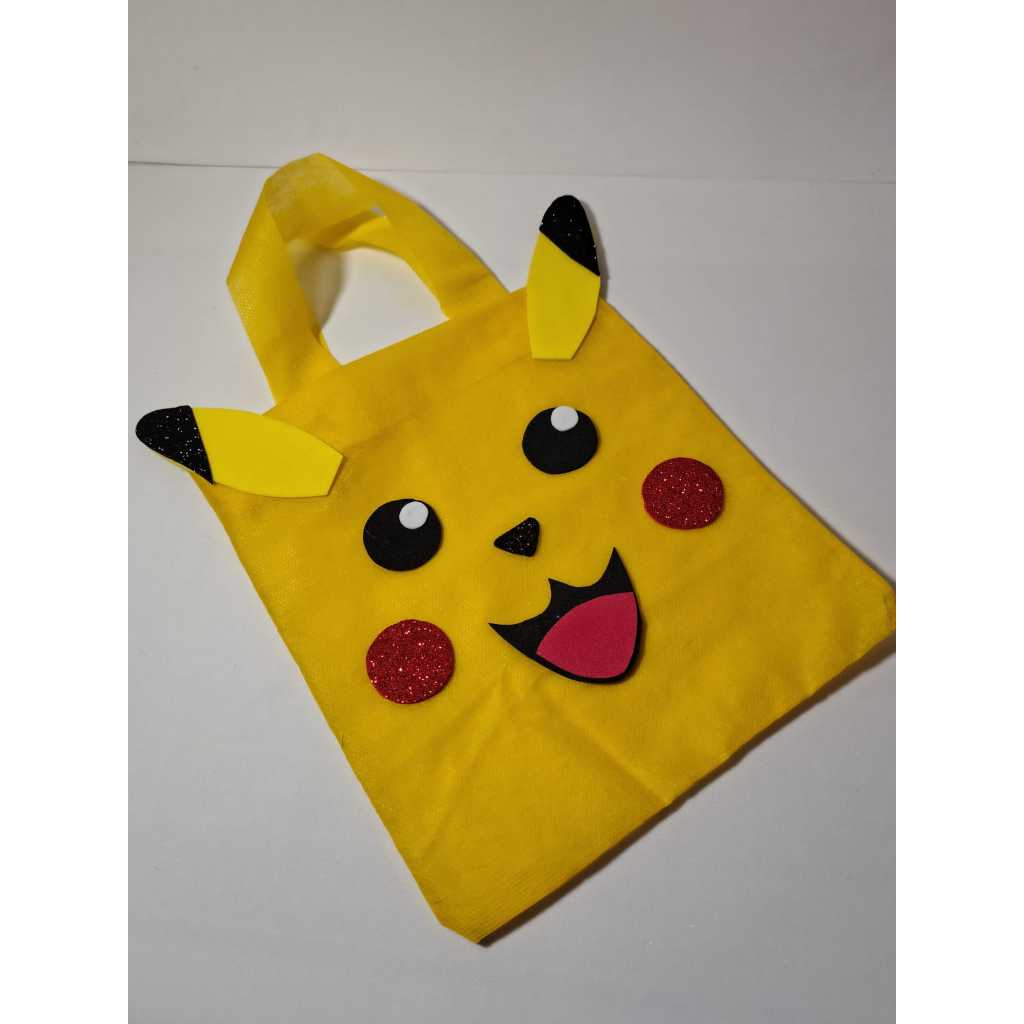 Sacolinha lembrancinha bolsinha personalizada surpresa festa para doces em TNT alça de cetim tema POKEMOM PIKACHU