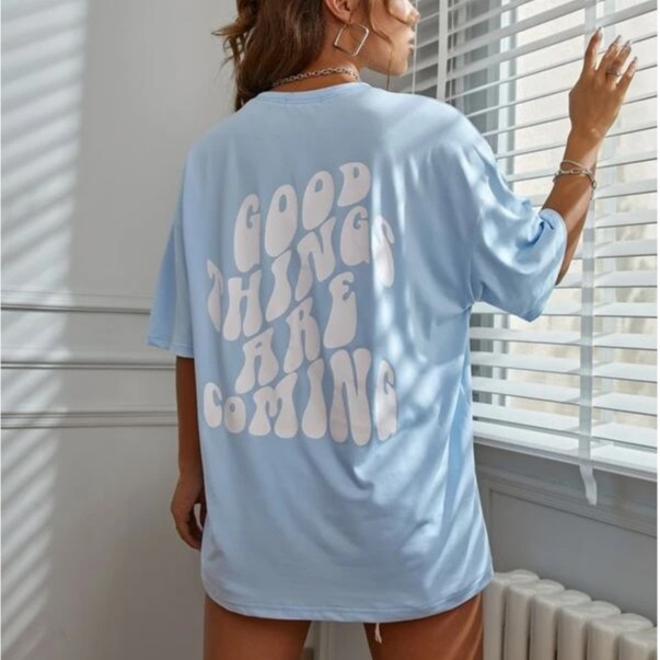 Camiseta Tradicional Feminina Good Things Are Coming Rosa, Branco e Preto