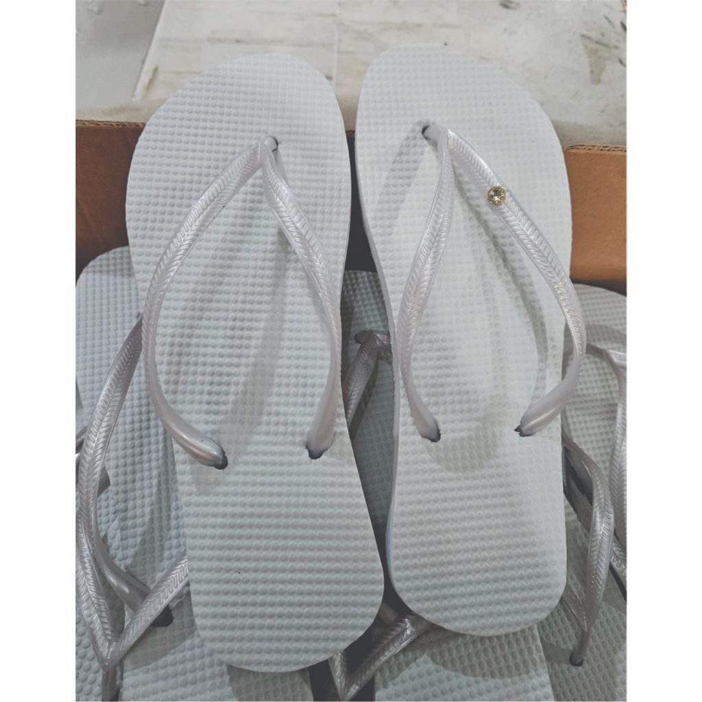 Kit de 50 pares de chinelos brancos com um ponto de luz e saquinho de organza