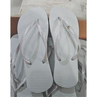 Kit de 50 pares de chinelos brancos com um ponto de luz e saquinho de organza