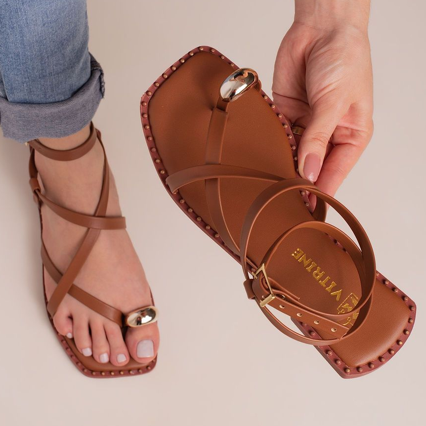 Sandalia Feminina Rasteirinha Gladiadora Detalhe Metalizado Anel Dedo Flat Leve e Confortavel