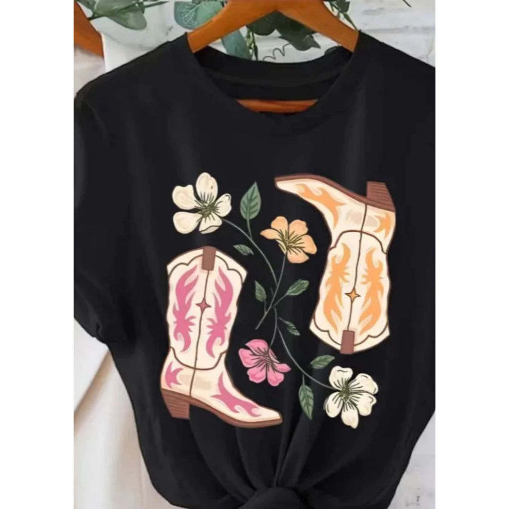 Camiseta Feminina Estampada com: Botas Flor - Moderna Estampada 100% Algodão Manga Curta Gola Redonda Tecido Confortável