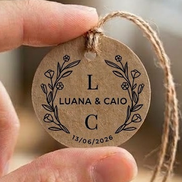 Tag Kraft Redonda Personalizada 2,5 cm Monograma Lembrancinha Casamento Chá de Panela Noivado Aniversário.
