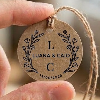 Tag Kraft Redonda Personalizada 2,5 cm Monograma Lembrancinha Casamento Chá de Panela Noivado Aniversário.