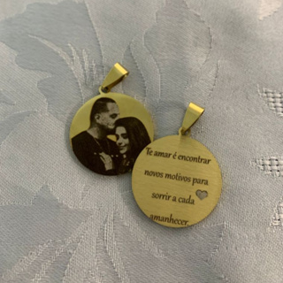 Pingente Redondo de Aço Inox Dourado Personalizado Com Gravação a Laser Ultra Realista em Oferta na Shopee