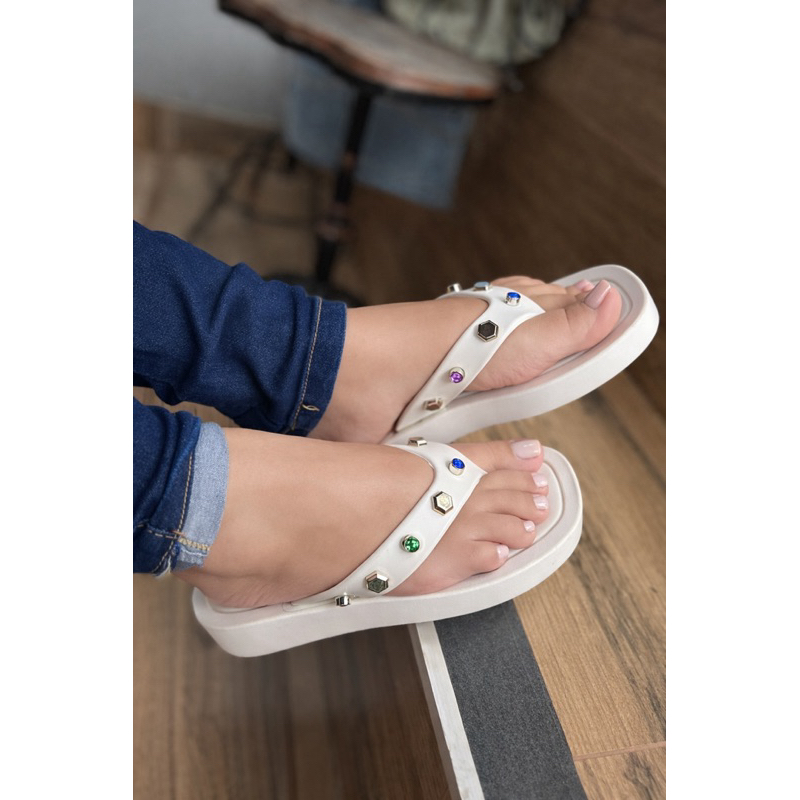 Sandália Feminina Off White com Pedrarias Coloridas Confortável Leve Dia a Dia Elegante Confortavel Casual