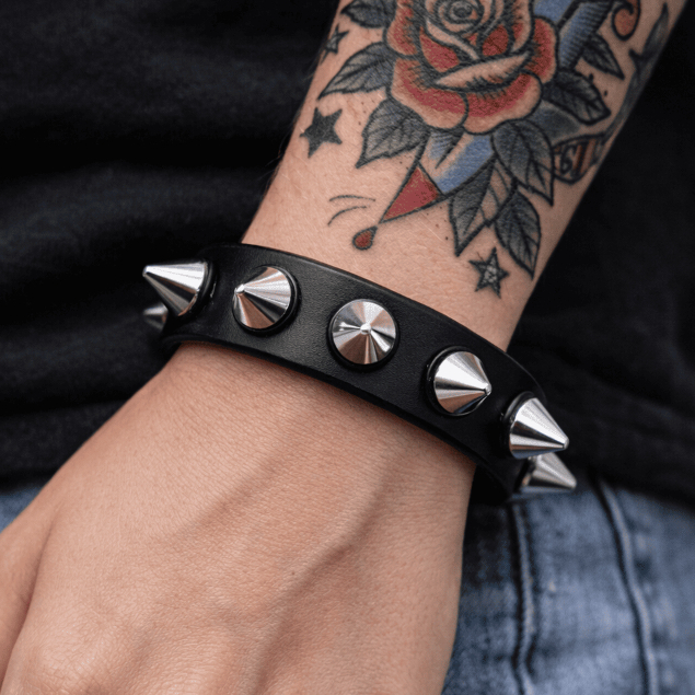 Pulseira Punk Rock Com Espinhos Spike Regulável K-Pop em Oferta na Shopee