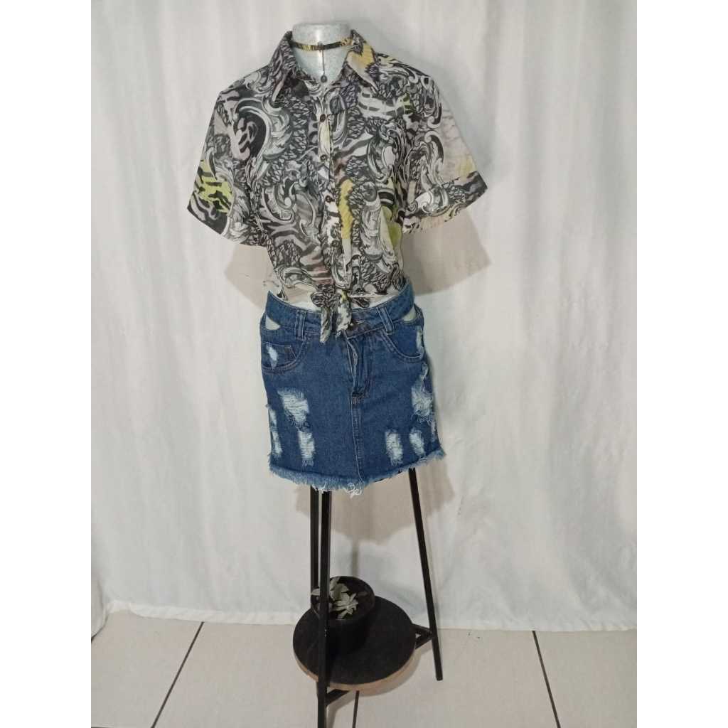 RF BP 044a S36 045a - Conjunto: Blusa Estampada Transparente Planet Girls e Saia Jeans Rasgada