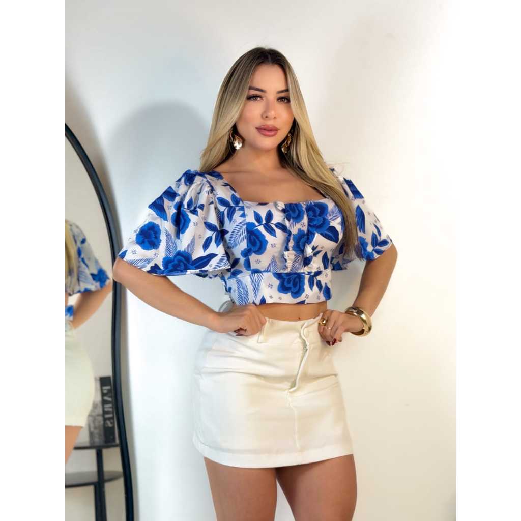 Cropped Floral Crepinho – Elegancia y Frescura ¡Eleva tu estilo con nuestro Cropped en tejido Crepinho! Esta pieza combi