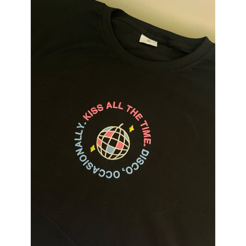 Camiseta Bordada Harry Styles | Kiss All The Time | Sob Encomenda