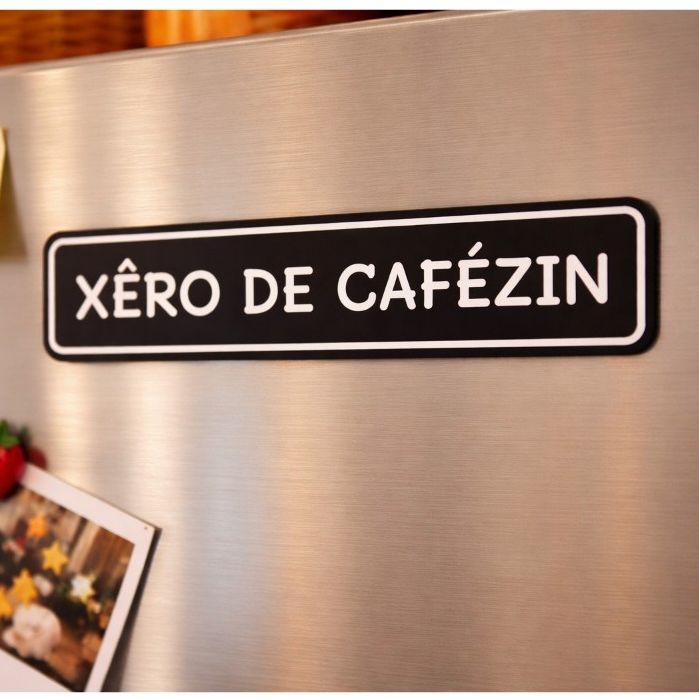 Plaquinha decorativa ÍMÃ de geladeira com a frase cafézin imita placa de rua TOALHA MESA XADREZ CASA
