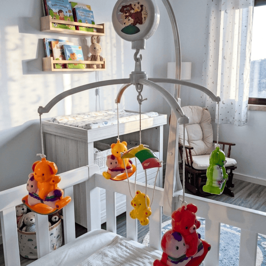 Mobile Giratório Musical Motinha Branco Infantil a Corda Menino Menina
