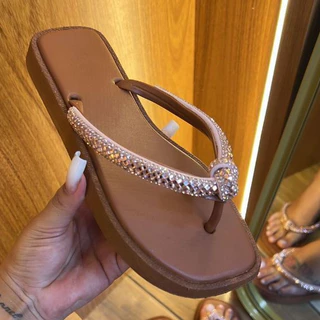 Chinelo feminino confortável de dedo com correias detalhe nó de brilho strass bico quadrado - O Mais