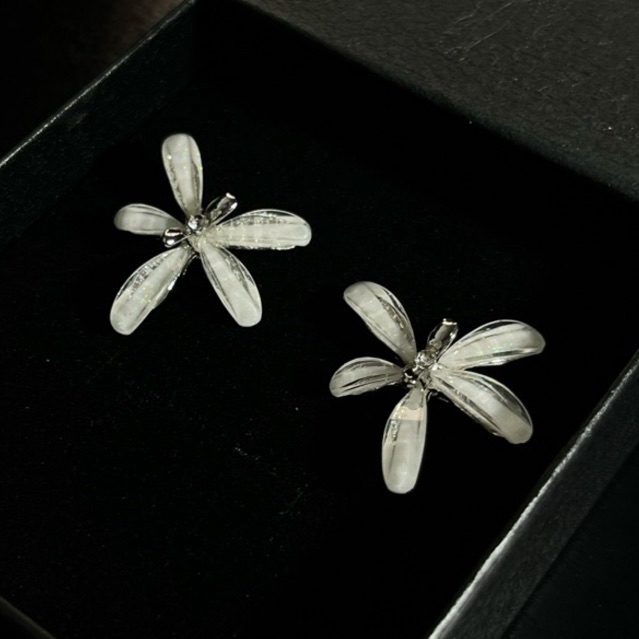 brinco pétalas brancas brilhantes, brinco petalas de flor OK