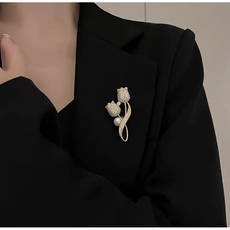 Broche Tulipa com Zircônia Acessório Feminino Atemporal para Mulheres Elegantes e Fashionista Moda Urbana Atemporal e El