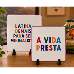 Azulejo Decorativo com Frase Personalizada Latina Demais e a Vida Presta | Decoração Moderna com Suporte