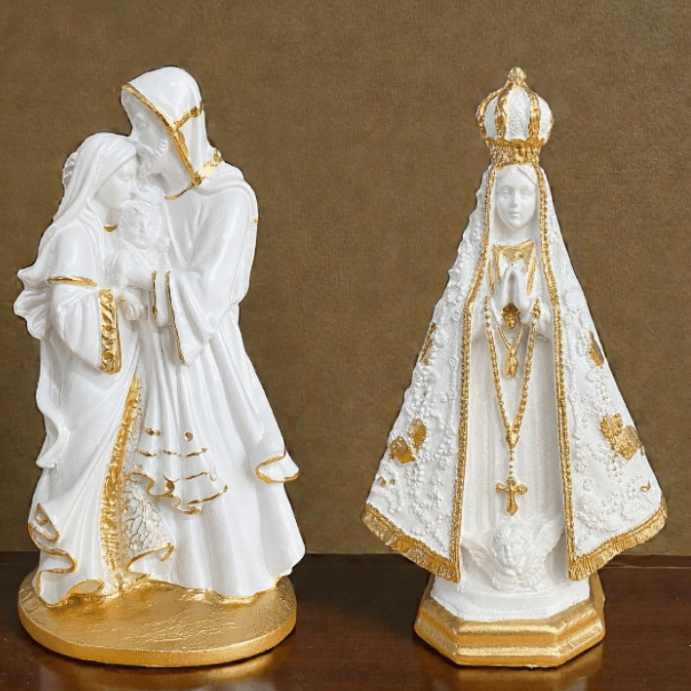 Kit Sagrada Família Afetuosa E Nossa Senhora Aparecida 15cm Gesso Branco Pérola Dourado Católica