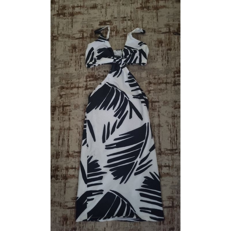 vestido grego preto e branco moda praiana longo com decote, estilo indiano