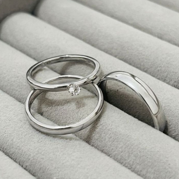 Par Aliança Compromisso Inox Cor Prata 925 Com Anel Solitário e Par de Brincos