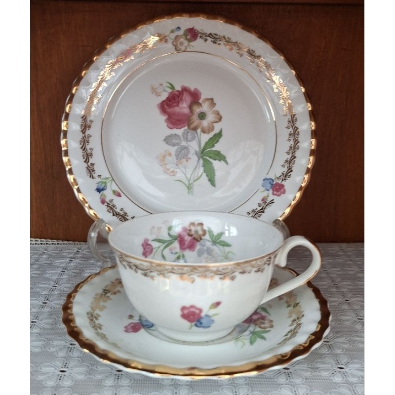 Xícara De Chá, Pires, Prato De Sobremesa Porcelana Steatita Floral E Ouro Déc 50