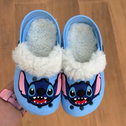 Babuche Sandália Pantufa Infantil Forrada Azul com Aplique Stitch