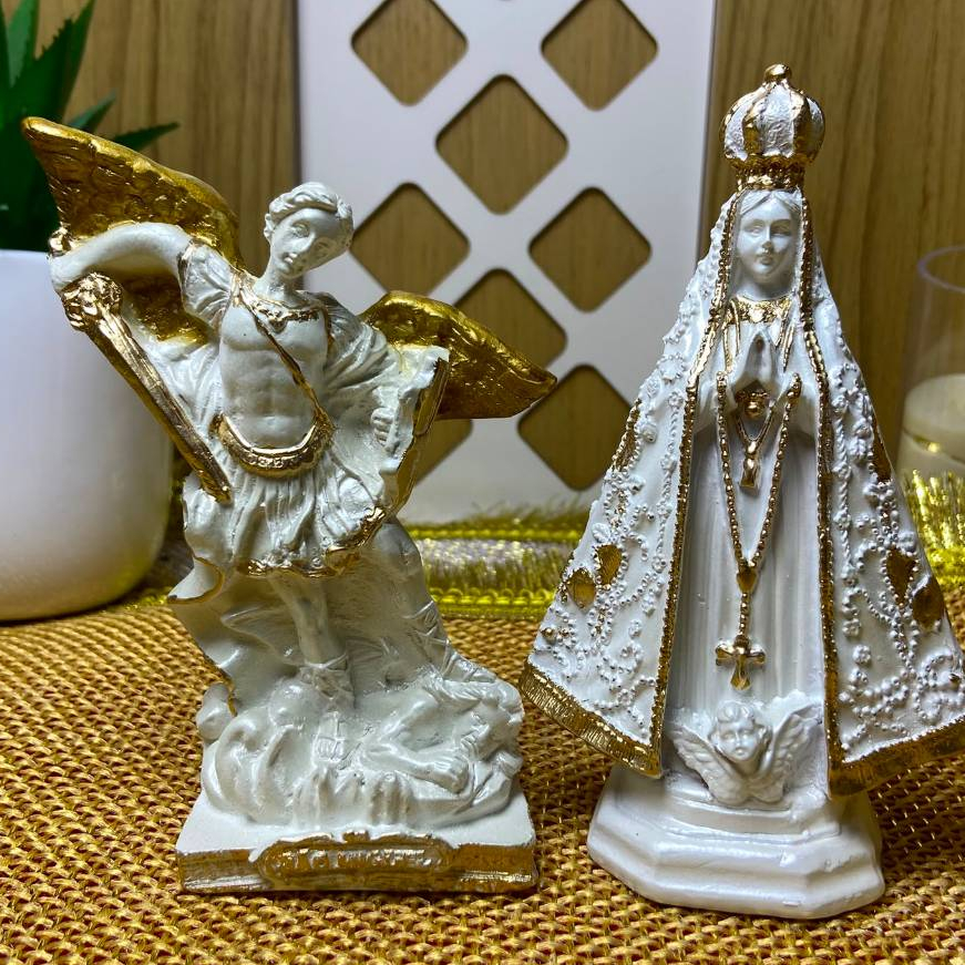 Kit Nossa Senhora Aparecida + São Miguel Arcanjo em Gesso Maciço 15cm  Branco Pérola com Detalhes Dourados
