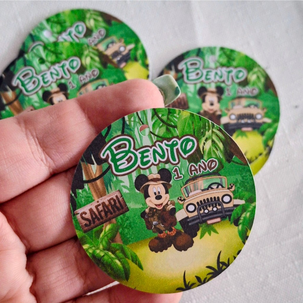 Tag Personalizada Mickey Safari 5x5 com Nome e Idade Lembrancinha Aniversário Infantil 1 Ano