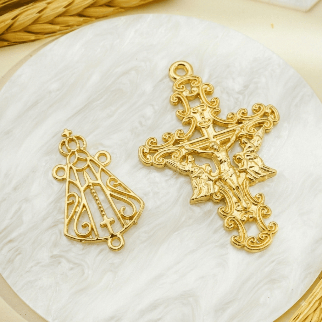 Kit Crucifixos + Entremeios Nossa Senhora Aparecida Ouro Velho Níquel Dourado Para Terço Asas da Fé