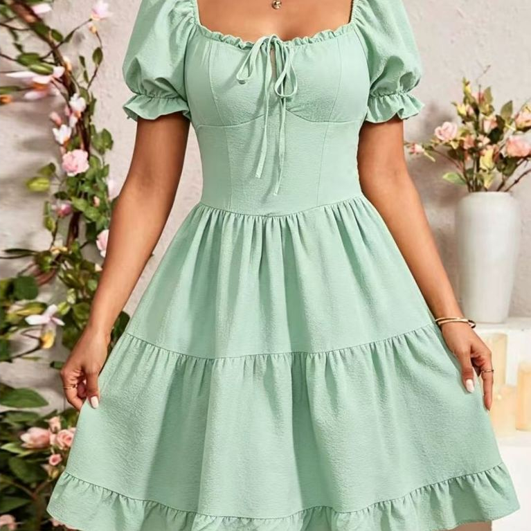 Vestido curto feminino estilo boho casual com decote quadrado, amarração frontal, mangas bufantes e modelagem evasê