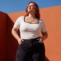 Blusa Feminina Plus Size Canelada Decote Coração Manga Curta Acinturada