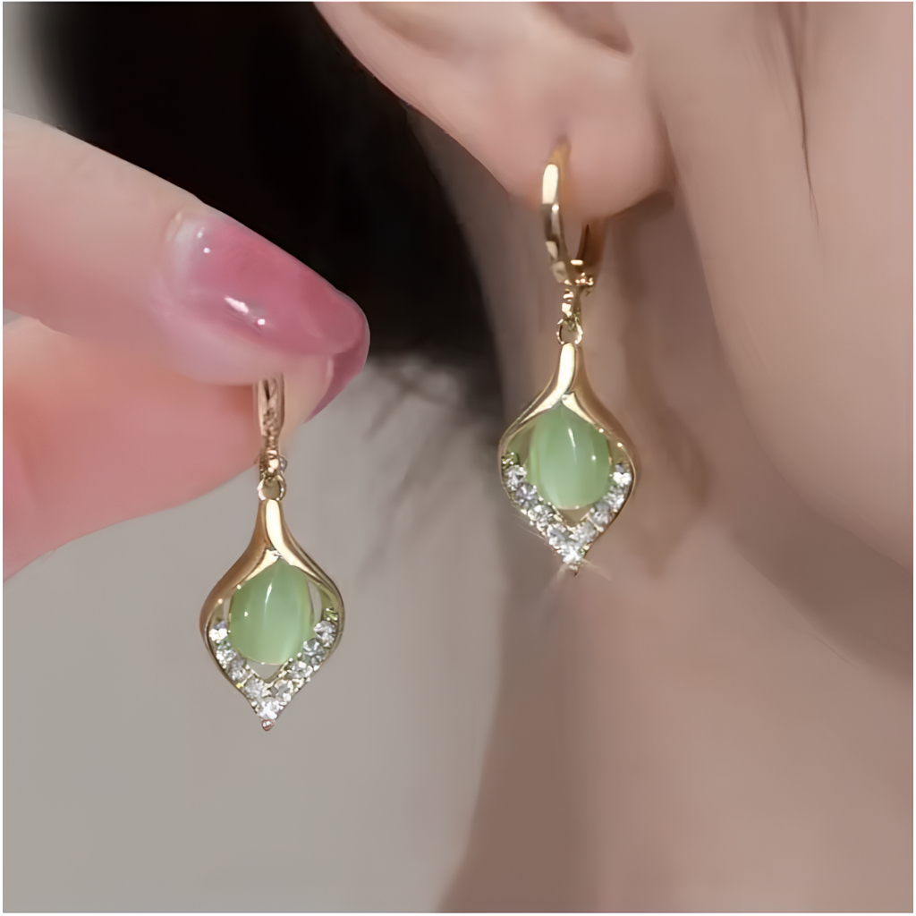 Brinco Feminino Luxo Olho de Anjo Pedra Jade Gota Pendente Dourado Elegante Jóia Fina Detalhe Strass Brilhante