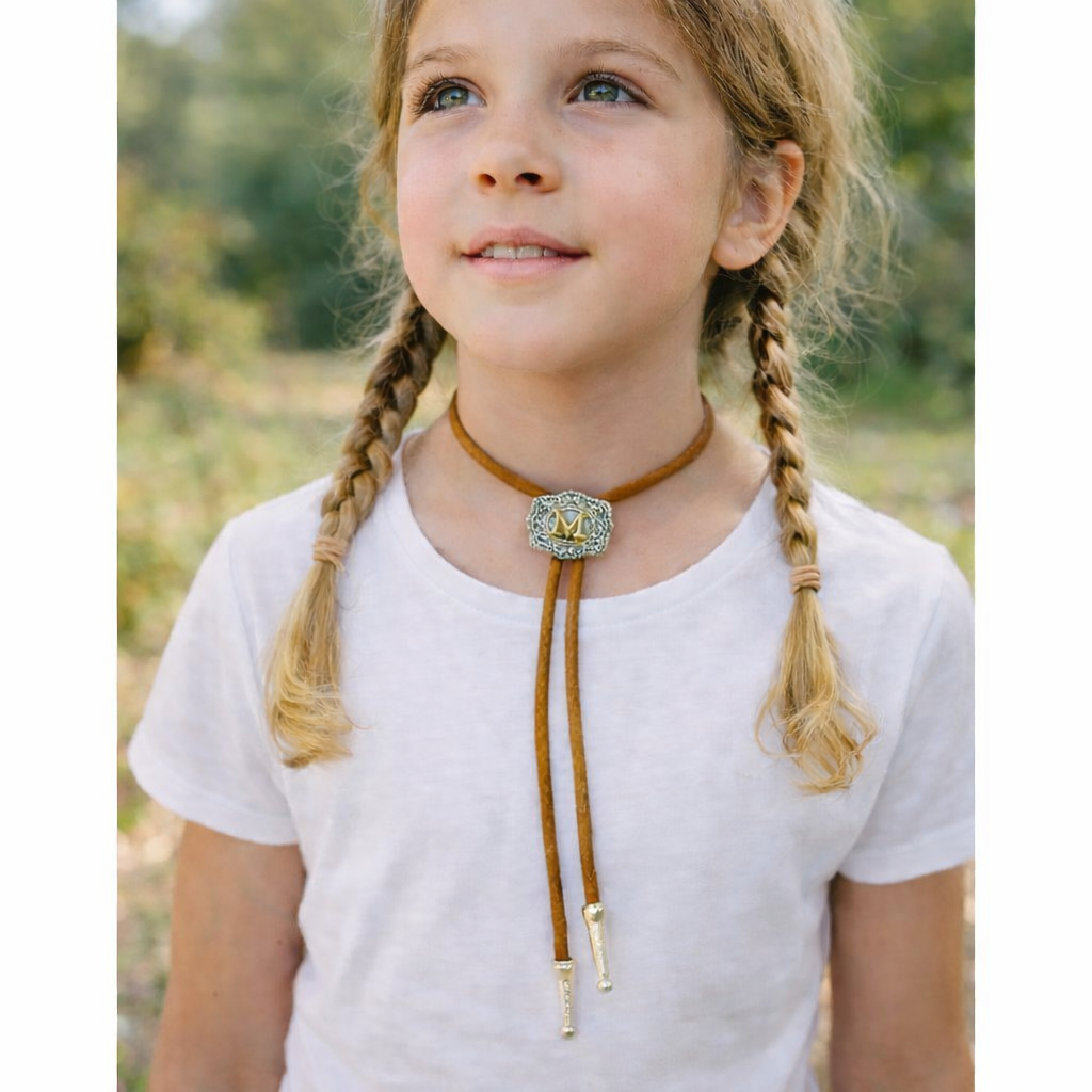 Colar Gravatinha Country Infantil com Inicial Em Couro Moda Rodeio Festa Ana Castela Cowgirl Mirim