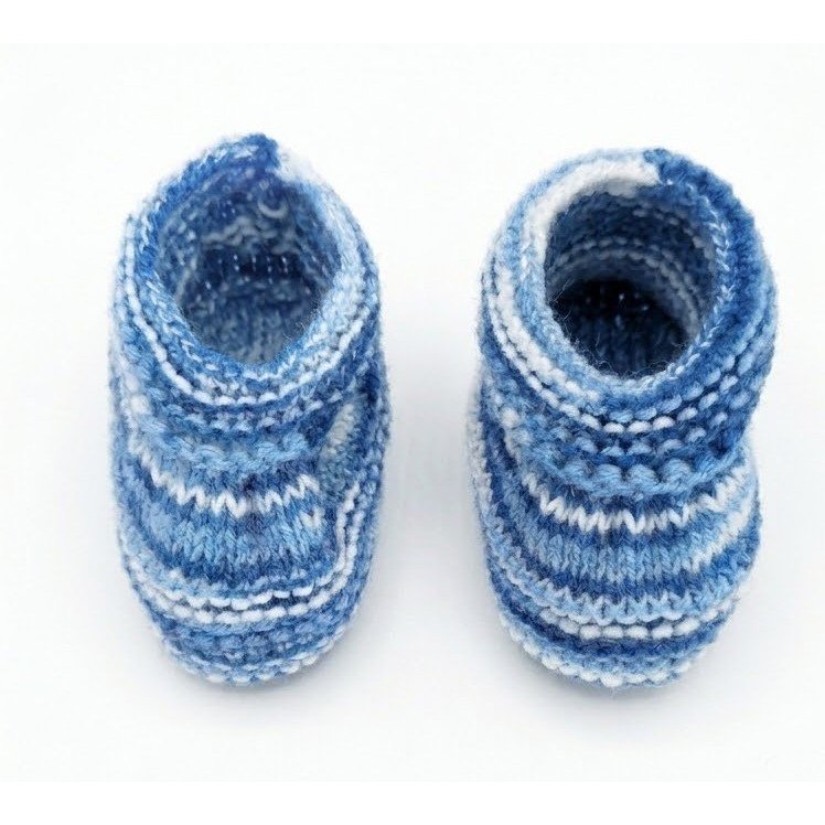 Sapatinho de tricô bebê azul com listras brancas
