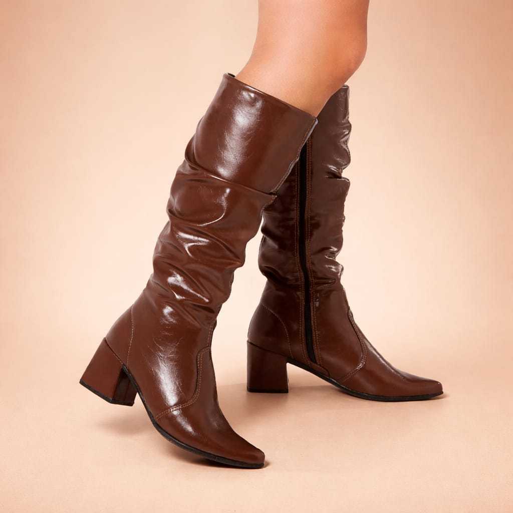 Bota Feminina Marrom Cano Longo Enrugada Couro Sintético Leve Confortável Moda Bico Fino Promoção