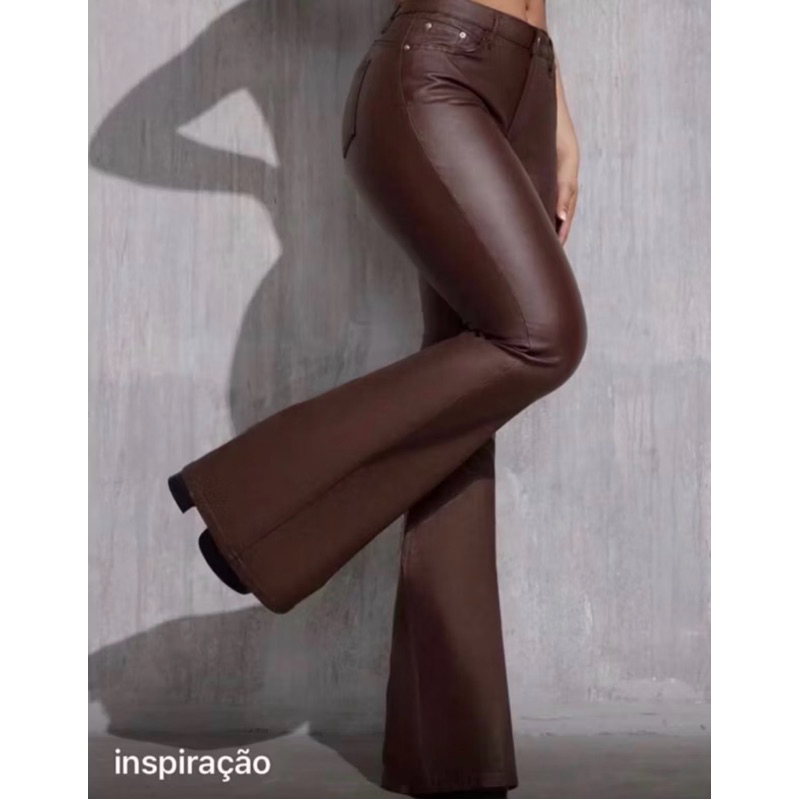 Calça flare resinada sem cinto