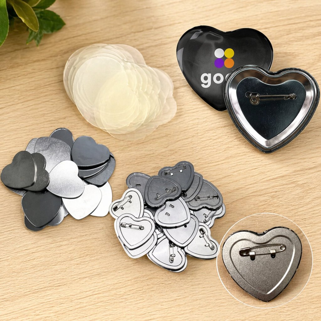 . Kit 100 Bottons Coração 57mm c/ Alfinete (Broche) – Insumos p/ Máquina