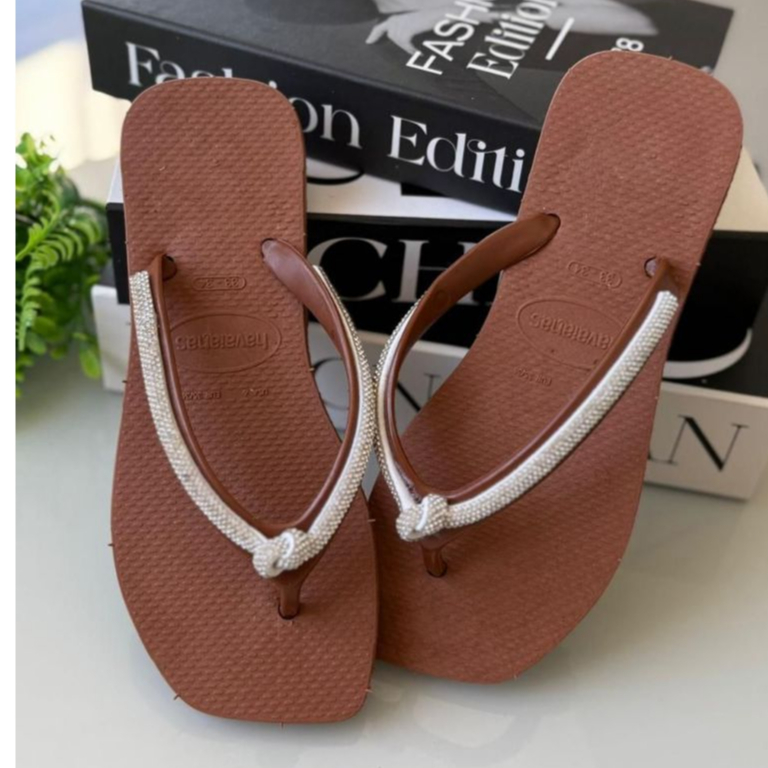 Chinelo Rasteira  Nó  Prata  Brilho Leve e Confortável Tendência Feminina  Luxo Strass