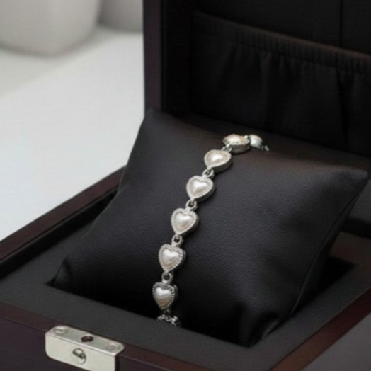 Pulseira Feminina Delicada Coração com Pérolas Folheada a Prata 925 Ajustável