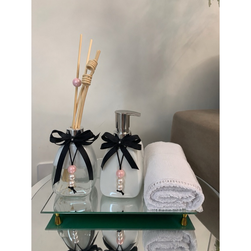 Kit Banheiro Luxo Completo com Bandeja Espelhada, Toalha de Mão + Difusor de Vidro e Porta Sabonete Liquido de 250ml
