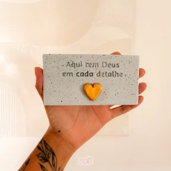 Plaquinha Decorativa Aqui Tem Deus em Cada Detalhe | Decoração em Cerâmica Fria 🤍